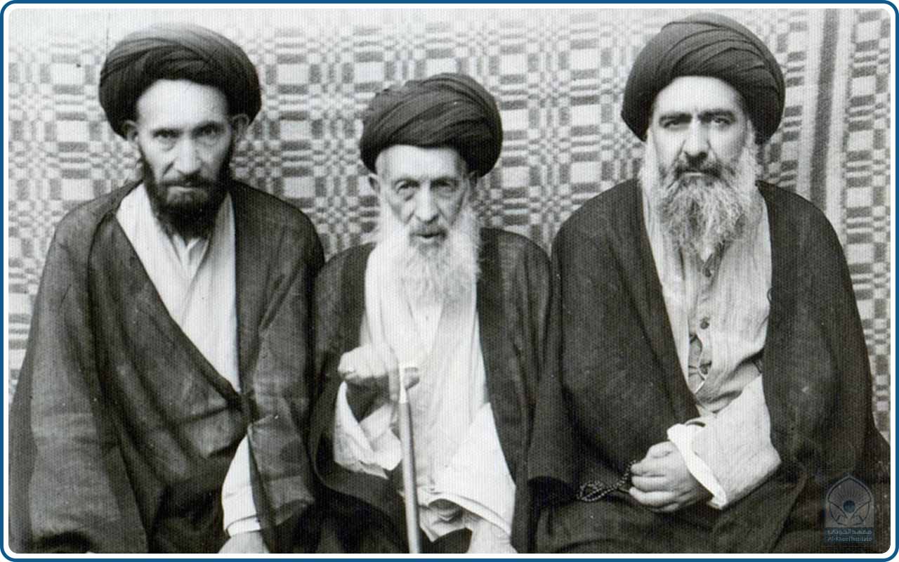 من اليمين: السيد أبو القاسم الخوئي والسيد علي أكبر الخوئي والسيد جواد الخامنئي (والد السيد علي الخامنئي)
