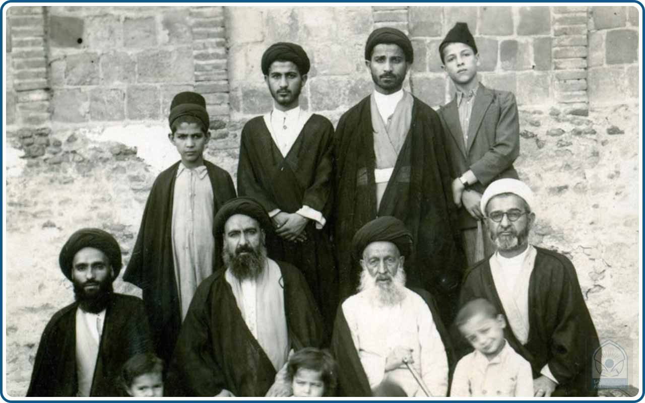 السيد علي أكبر الخوئي وبعض الأولاد والأحفاد