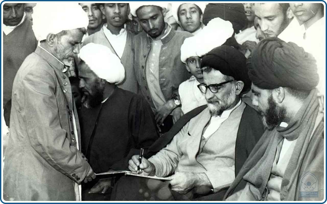 السيد جمال الدين الخوئي وجمع من المؤمنين